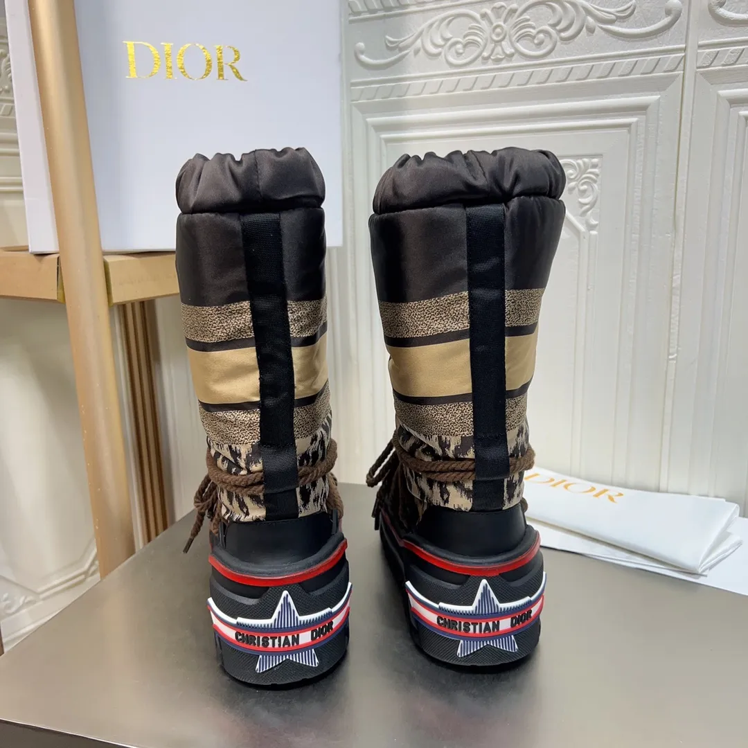 Men's shoes p600! The highest version on the market, Dior Dior's king style snow boots, ski boots, fat and cute, so cute →_→ from the DiorAlps limited series, unique. Shiny nylon Oblique print upper with criss-cross straps for an ideal fit. The technical fabric of the boot shaft, short-cut version, can be worn in the city or in the mountains. It makes the calf slimmer and taller, warm and concave. The boot shaft and sole are made of original waterproof padded lining. The embroidered fabric is original star ⭐ rubber non-slip thick sole and multi-module combination outsole. The size is 35-40. 41Customized